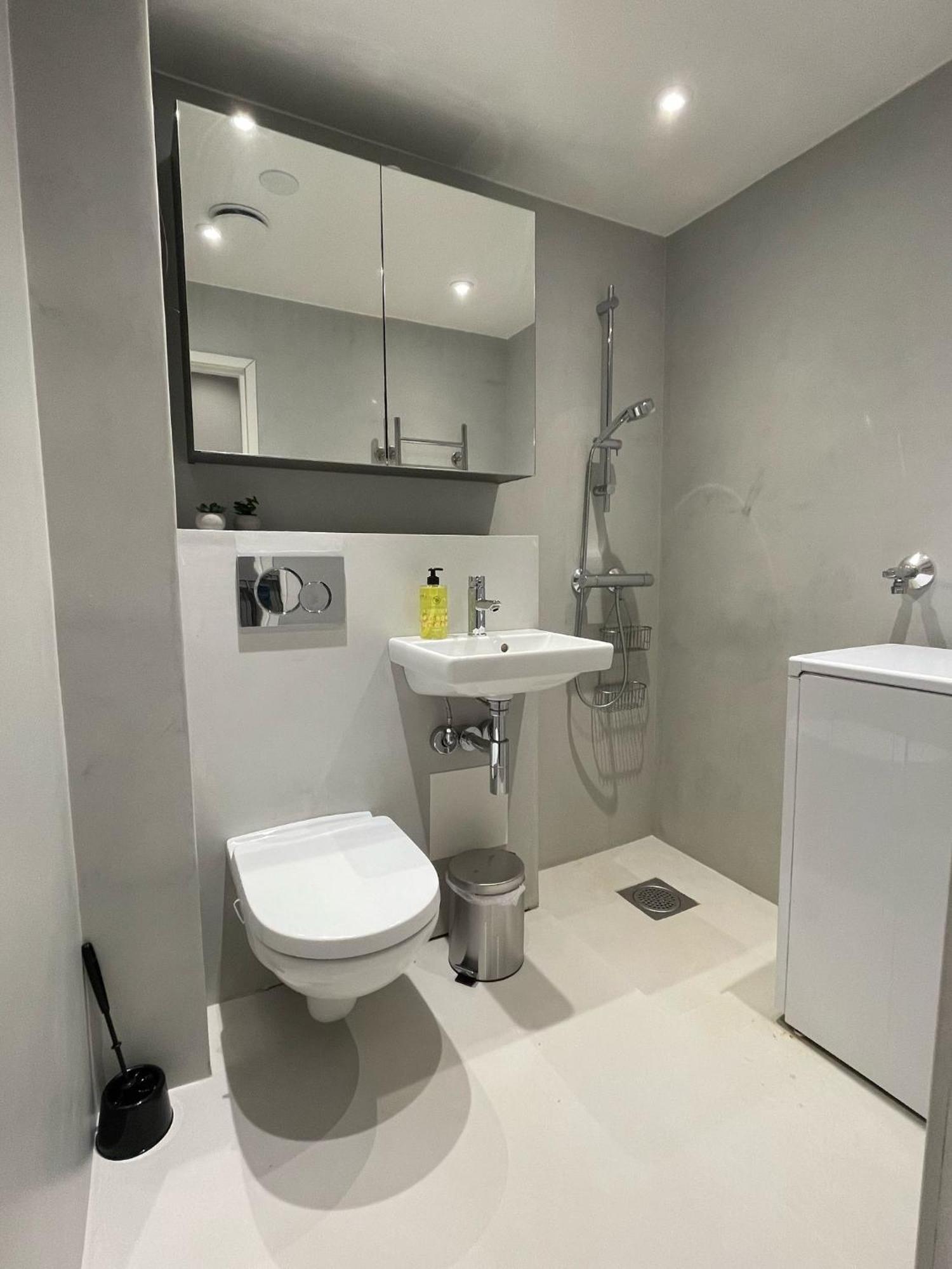 Appartement Luxury 2bdr In Center With Free Parking *